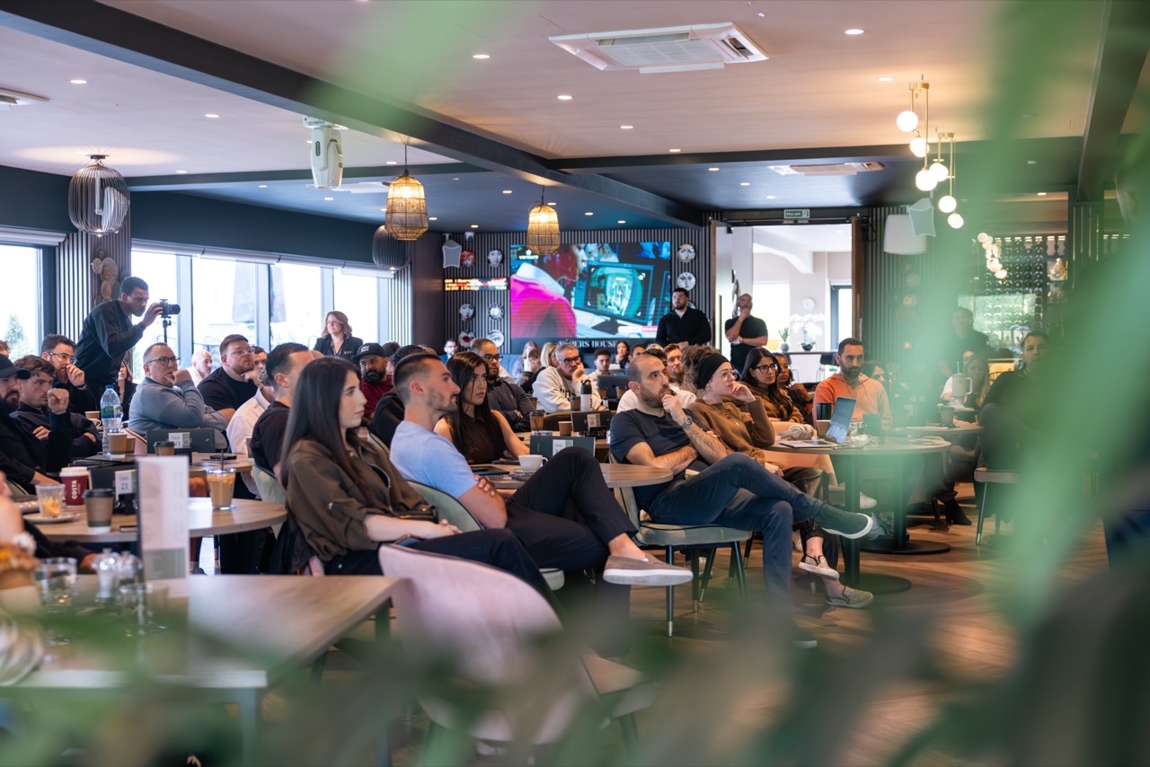 A full room of attendees at AI Week, Sópers House