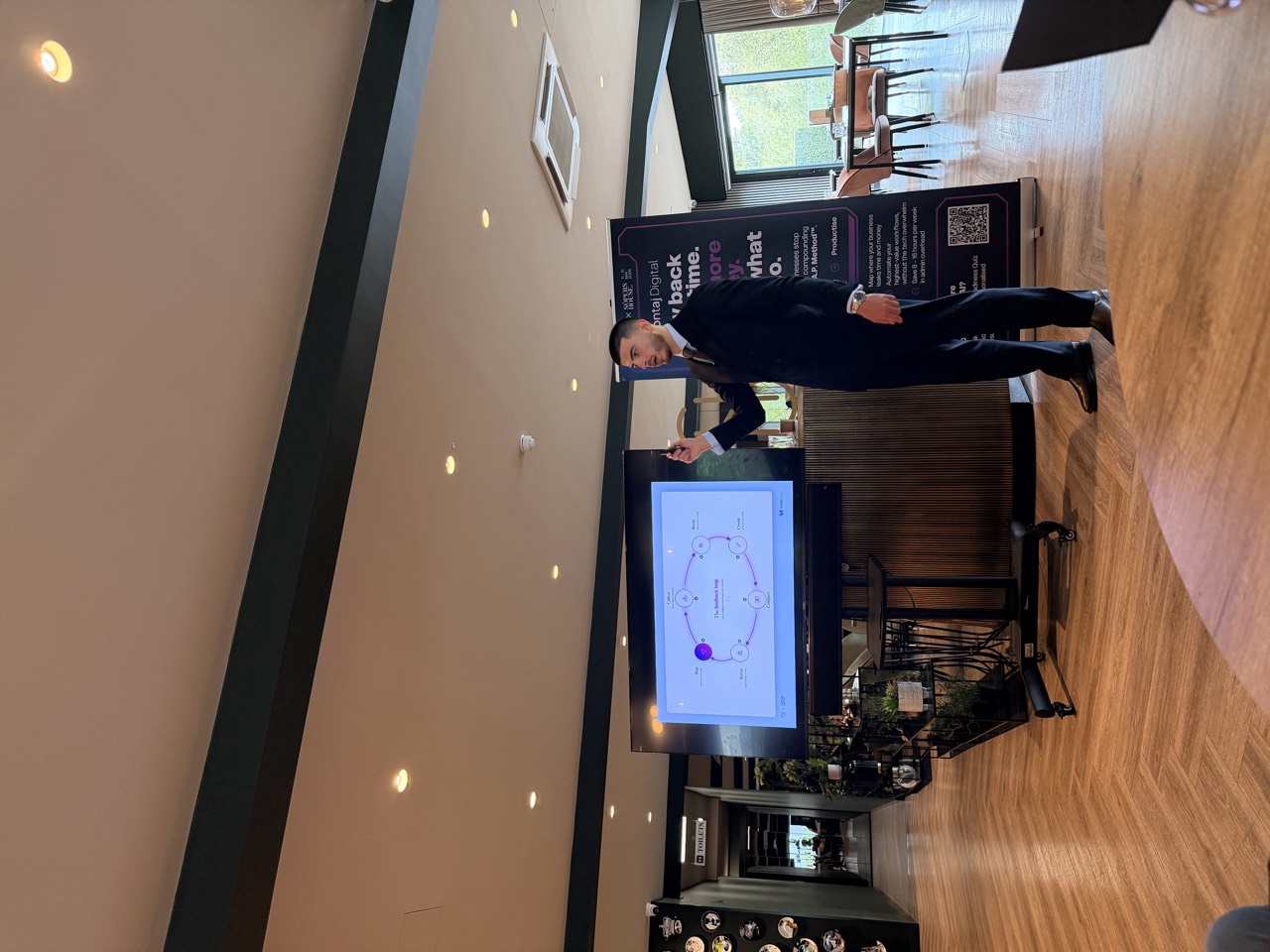 Kaiyan presenting the M.A.P. Method at AI Week